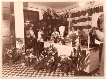 Heropening 1934 - Aloysius en Anna achter toonbank Oranje Nassaustraat 25 Heerlen